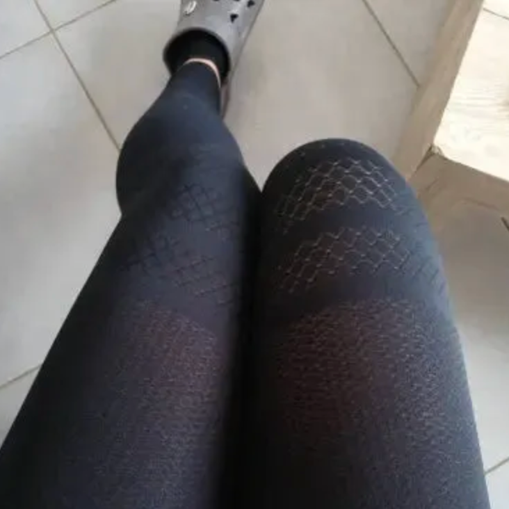 Zbliżenie materiału czarnych legginsów modelujących push up w naturalnym świetle